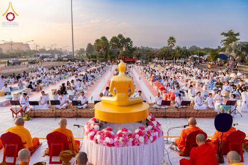 ภาพ No.276886:วันเสาร์ที่ 6 ธันวาคม พ.ศ. 2568 พิธีตักบาตรพระ 1,000 รูป อุทิศถวายพระราชกุศลสมเด็จพระนางเจ้าสิริกิติ์ พระบรมราชินีนาถ พระบรมราชชนนี พันปีหลวง และ ทำบุญเมืองลำปาง ครบรอบ 1,345 ปี ณ ลานพระบรมราชานุสาวรีย์สมเด็จพระนเรศวรมหาราชนครลำปาง อ.เกาะคา จ.ลำปาง