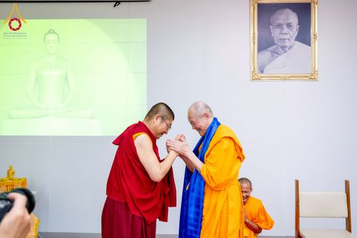 ภาพ No.222488:วันที่ 21 เมษายน พ.ศ. 2568 หลวงพ่อทัตตชีโวต้อนรับคณะสงฆ์จีน ณ อาคาร 100 ปี คุณยายมหารัตนอุบาสิกาจันทร์ ขนนกยูง วัดพระธรรมกาย