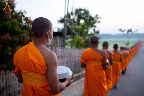 ภาพ No.76354:คณะสงฆ์และสามเณรบิณฑบาต ประเทศบังกลาเทศ วันที่ 11 กุมภาพันธ์ พ.ศ. 2566