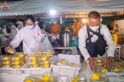 ภาพ No.193565:สาธุชนถวายภัตตาหารเป็นสังฆทาน แด่พระธรรมยาตรา ณ อนุสรณ์สถานคลองบางนางแท่น อ.สามพราน จ.นครปฐม ในโครงการธรรมยาตรา กตัญญูบูชา มหาปูชนียาจารย์ พระมงคลเทพมุนี(สด จนฺทสโร) พระผู้ปราบมาร อนุสรณ์สถาน 7 แห่ง ปีที่ 13 วันที่ 11 มกราคม พ.ศ. 2568