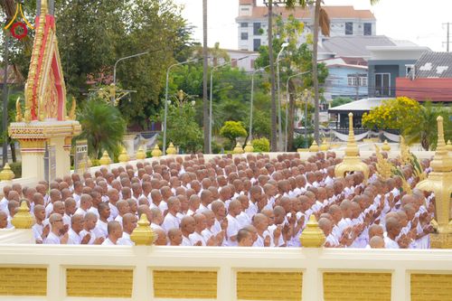 ภาพ No.278593:วันอาทิตย์ที่ 14 ธันวาคม พ.ศ.2568  พิธีเวียนประทักษิณ พิธีวันทาสีมาพระประธาน โครงการบวชบูชาธรรมมหาปูชนียาจารย์ ของศูนย์ปฏิบัติธรรมบุรีรัมย์ ณ วัดกลาง พระอารามหลวง จังหวัดบุรีรัมย์