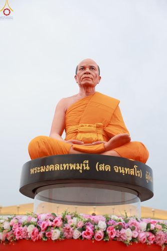 ภาพ No.90145:พิธีปลูกทรัพย์บานชื่น  เนื่องใน 139 ปี วันคล้ายวันเกิดด้วยรูปกายเนื้อ พระมงคลเทพมุนี (สด จนฺทสโร) พระผู้ปราบมาร วันอังคารที่ 10 ตุลาคม พ.ศ. 2566 ณ วัดพระธรรมกาย จ.ปทุมธานี