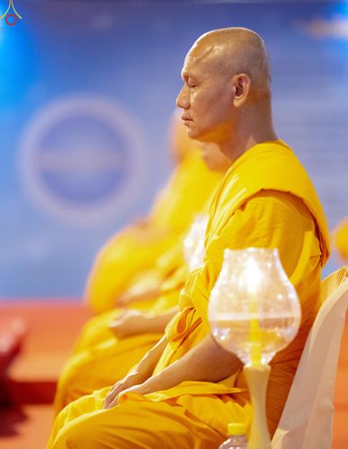 ภาพ No.331051:วันวิสาขบูชา อาทิตย์ที่ 31 พฤษภาคม พ.ศ.2569 พิธีจุดวิสาขประทีป , พิธีเวียนประทักษิณ  รอบพระมหาธรรมกายเจดีย์  และพิธีฉลองชัยสวดมนต์บทธัมมจักกัปปวัตนสูตร  ครบ 8,415,000,000 จบ ณ วัดพระธรรมกาย