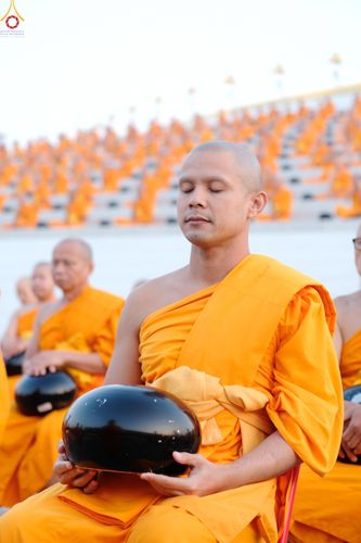 ภาพ No.279724:วันที่ 1 มกราคม พ.ศ.2569 พิธีตักบาตรในวันขึ้นปีใหม่ ณ ลานธรรม วัดพระธรรมกาย