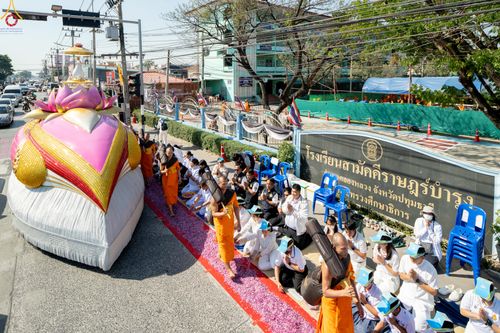 ภาพ No.304166:วันที่ 25 มกราคม พ.ศ. 2569 พิธีต้อนรับพระธรรมยาตรา  รร.สามัคคีราษฏร์บำรุง-วัดพระธรรมกาย ในโครงการธรรมยาตรา กตัญญูบูชา มหาปูชนียาจารย์ พระมงคลเทพมุนี(สด จนฺทสโร) พระผู้ปราบมาร อนุสรณ์สถาน 7 แห่ง ปีที่ 14