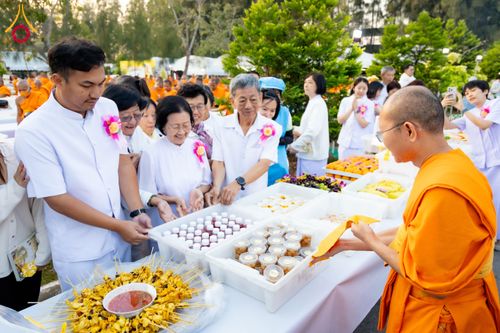 ภาพ No.293527:วันที่ 13 มกราคม พ.ศ. 2569 พิธีถวายภัตตาหารเป็นสังฆทาน แด่พระธรรมยาตรา ณ อนุสรณ์สถานมหาวิหารพระมงคลเทพมุนี (โลตัสแลนด์) อ.สองพี่น้อง จ.สุพรรณบุรี ในโครงการธรรมยาตรา กตัญญูบูชา มหาปูชนียาจารย์ พระมงคลเทพมุนี(สด จนฺทสโร) พระผู้ปราบมาร อนุสรณ์สถาน 7 แห่ง ปี