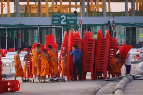 ภาพ No.322042:วันที่ 12 -13 เมษายน พ.ศ.2569 การเตรียมกล่องไทยธรรม + การขนย้ายเก้าอี้ เพื่องานถวายมหาสังฆทาน 40,000 กว่าวัดทั่วประเทศ วันคุ้มครองโลก 22 เมษายน พ.ศ.2569 วัดพระธรรมกาย