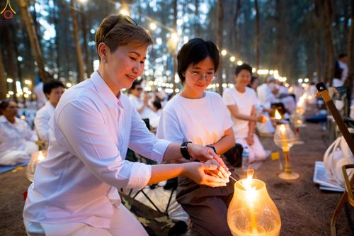 ภาพ No.290149:วันที่ 6 มกราคม พ.ศ. 2569 พิธีจุดประทีปถวายเป็นพุทธบูชา และบูชาธรรมมหาปูชนียาจารย์ (ภาพชุดที่ 2) ณ อนุสรณ์สถานมหาวิหารพระมงคลเทพมุนี (โลตัสแลนด์) อ.สองพี่น้อง จ.สุพรรณบุรี ในโครงการธรรมยาตรา กตัญญูบูชา มหาปูชนียาจารย์ พระมงคลเทพมุนี(สด จนฺทสโร) พระผู้ปรา