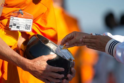 ภาพ No.282743:วันเสาร์ที่ 20 ธันวาคม พ.ศ.2568 พิธีตักบาตรพระ 10,000 รูป (ชุด 2) เนื่องในโอกาส 194 ปี จังหวัดกาญจนบุรี และอุทิศส่วนกุศลให้แด่บรรพชนทั้งหลาย บริเวณถนนสองแคว (Skywalk) เมืองกาญจนบุรี