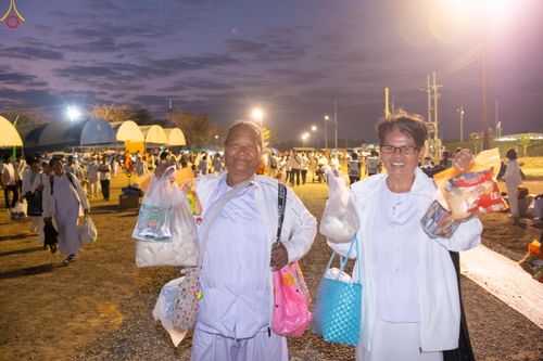 ภาพ No.302387:วันที่ 24 มกราคม พ.ศ. 2569 พิธีตักบาตรพระธรรมยาตรา ณ อนุสรณ์สถานลำดับที่ 5 สถานที่เผยแผ่วิชชาธรรมกายครั้งแรก อนุสรณ์สถานบางปลา วัดบางปลา อำเภอบางเลน จังหวัดนครปฐม ในโครงการธรรมยาตรา กตัญญูบูชา มหาปูชนียาจารย์ พระมงคลเทพมุนี(สด จนฺทสโร) พระผู้ปราบมาร อนุส