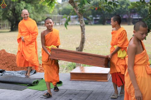 ภาพ No.280845:วันที่ 27 ธันวาคม พ.ศ.2568 คณะสงฆ์และเจ้าหน้าที่ทุกสังกัด ช่วยกันเตรียมงานตักบาตรพระ 1,000 รูป จ.สตูล