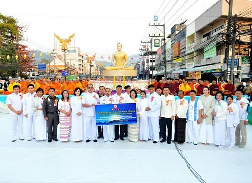 ภาพ No.15863:ประมวลภาพตักบาตรพระ 3 แผ่นดิน พระ 10,000 รูป ปีที่ 2 จ.เชียงราย