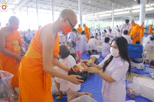 ภาพ No.82988:พิธีตักบาตร ณ บ้านแก้วเรือนทองคุณยายอาจารย์ฯ พิธีบูชาข้าวพระ ณ สภาธรรมกายสากล วัดพระธรรมกาย ในวันอาทิตย์ต้นเดือนที่ 2 ก.ค. พ.ศ.2566