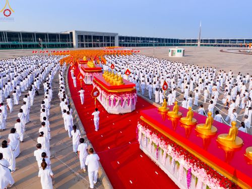 ภาพ No.79137:พิธีอัญเชิญองค์พระบรมพุทธเจ้า 24 องค์ เวียนประทักษิณรอบพระมหาธรรมกายเจดีย์ ณ วัดพระธรรมกาย  วันที่ 2 เมษายน พ.ศ. 2566