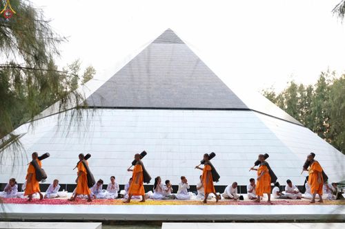 ภาพ No.287924:วันที่ 3 มกราคม พ.ศ. 2569 พิธีต้อนรับพระธรรมยาตรา ครั้งที่ 2 (ภาพชุดที่ 2) ในโครงการธรรมยาตรา กตัญญูบูชา มหาปูชนียาจารย์ พระมงคลเทพมุนี(สด จนฺทสโร) พระผู้ปราบมาร อนุสรณ์สถาน 7 แห่ง ปีที่ 14 ณ อนุสรณ์สถานมหาวิหารพระมงคลเทพมุนี (โลตัสแลนด์) อ.สองพี่น้อง จ.