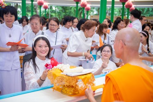 ภาพ No.330913:วันวิสาขบูชา อาทิตย์ที่ 31 พฤษภาคม พ.ศ.2569 พิธีบรรพชาสามเณรอุบาสก 11 ท่าน , พิธีถวายบาตรผ้าไตร และจตุปัจจัยไทยธรรม แด่สามเณร , พิธีอุปสมบทอุทิศชีวิต , พิธีกล่าวคำกัปปิยภัณฑ์  ณ อุโบสถพระไตรปิฎก วัดพระธรรมกาย จังหวัดปทุมธานี