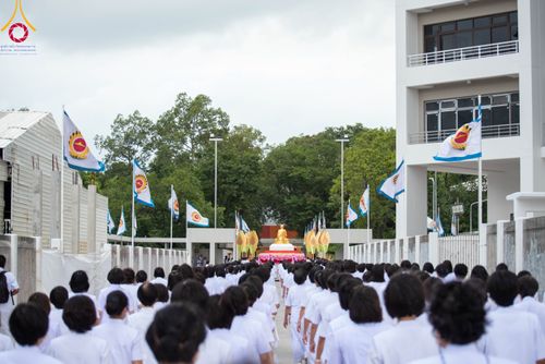 ภาพ No.89162:พิธีอัญเชิญรูปหล่อทองคำ  คุณยายอาจารย์มหารัตนอุบาสิกาจันทร์ ขนนกยูง เพื่อประดิษฐาน ณ มหาวิหารคุณยายอาจารย์ฯ เนื่องในวันครูผู้ค้นพบวิชชาธรรมกาย วันศุกร์ที่ 29 กันยายน พ.ศ. 2566