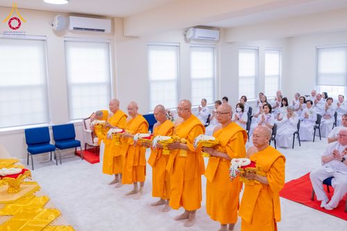 ภาพ No.319135:วันที่ 29 มีนาคม พ.ศ.2569 พิธีอัญเชิญรูปหล่อพระมงคลเทพมุนี (สด จนฺทสโร) ประดิษฐาน ณ ห้องปฏิบัติธรรม “มงคลรัตนโชติ”  วัดพระธรรมกายชิคาโก ประเทศสหรัฐอเมริกา