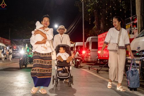 ภาพ No.282549:วันเสาร์ที่ 20 ธันวาคม พ.ศ.2568 พิธีตักบาตรพระ 10,000 รูป (ชุด 2) เนื่องในโอกาส 194 ปี จังหวัดกาญจนบุรี และอุทิศส่วนกุศลให้แด่บรรพชนทั้งหลาย บริเวณถนนสองแคว (Skywalk) เมืองกาญจนบุรี