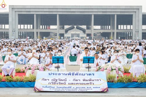 ภาพ No.279759:วันที่ 1 มกราคม พ.ศ.2569 พิธีตักบาตรในวันขึ้นปีใหม่ ณ ลานธรรม วัดพระธรรมกาย