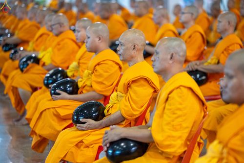 ภาพ No.311286:วันอาทิตย์ต้นเดือนที่ 1 มีนาคม พ.ศ.2569 พิธีตักบาตร และ พิธีบูชาข้าวพระ ณ สภาธรรมกายสากล วัดพระธรรมกาย