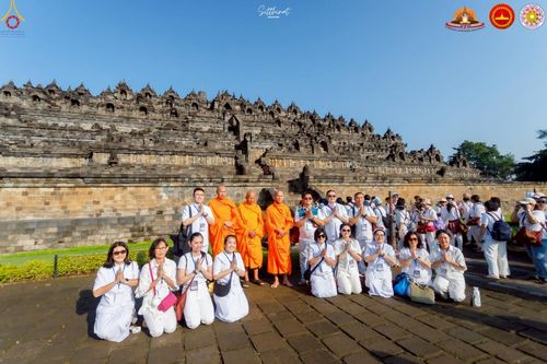 ภาพ No.224429:วันจันทร์ที่ 12 พฤษภาคม พ.ศ. 2568  ชาวพุทธในอินโดนีเซีย ร่วมฉลองวิสาขบูชาจุดประทีปกว่า 200,000 ดวง ณ พระมหาเจดีย์บรมพุทโธ  เจริญพุทธมนต์ถวาย “พระวชิรเกล้าเจ้าอยู่หัว”