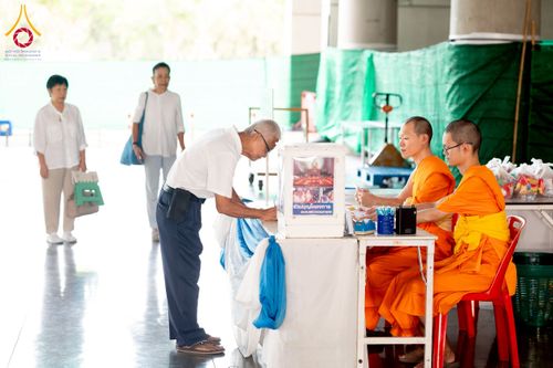 ภาพ No.229377:วันเสาร์ที่ 21 มิถุนายน พ.ศ. 2568 พิธีตักบาตรโครงการอุปสมบทหมู่ธรรมทายาท ระดับอุดมศึกษา รุ่นที่ 52 ภาคฤดูฝน ณ มหาวิหารคด คอร์ 9 วัดพระธรรมกาย