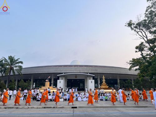 ภาพ No.135997:พระธรรมทายาท โครงการบวชพระนานาชาติ AEC & WAB ผู้บริหารรุ่นที่ 2 บิณฑบาต ณ หอฉันคุณยายอาจารย์ฯ เมืองแก้วมณี หมู่บ้านแก้วพุทธรักษา วันที่ 28 เมษายน พ.ศ. 2567