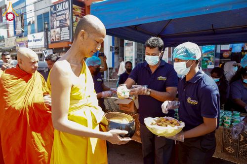 ภาพ No.225604:วันที่ 5 พฤษภาคม พ.ศ. 2568 พิธีบิณฑบาตรอบเมืองนูวราอิลิย่า ฉลองเทศกาลวิสาขบูชา แห่งชาติประเทศศรีลังกา