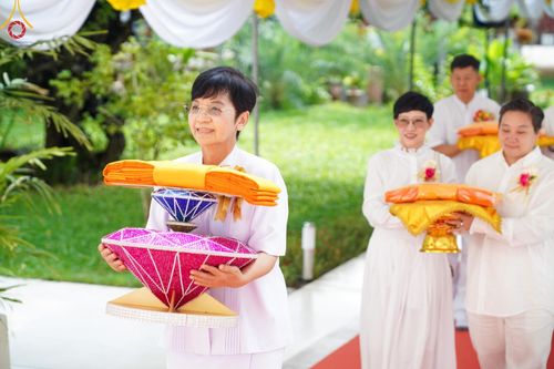 ภาพ No.149533:พิธีทอดผ้าป่ามหามงคล เพื่องานพระพุทธศาสนา , พิธีเจริญพระพุทธมนต์ และพิธีถวายสังฆทานแด่คณะสงฆ์ เนื่องในวันธรรมชัย 56 พรรษา น้อมบูชาธรรมหลวงพ่อธัมมชโย ณ ธรรมอุทยานบ้านแป้ง จ.สิงห์บุรี วันเสาร์ที่ 24 สิงหาคม พ.ศ. 2567