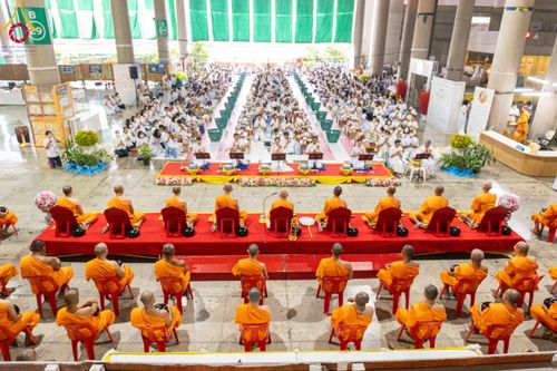 ภาพ No.115423:พิธีตักบาตรฉลองพระใหม่ ในโครงการอุปสมบทหมู่บูชาธรรม 115 ปี คุณยายอาจารย์มหารัตนอุบาสิกาจันทร์ ขนนกยูง วันที่ 19  มกราคม พ.ศ. 2567 ณ มหารัตนวิหารคด วัดพระธรรมกาย