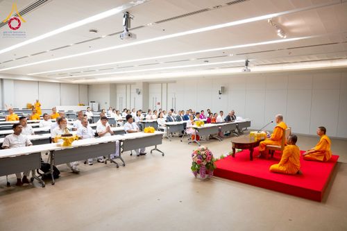 ภาพ No.222665:วันที่ 23 เมษายน พ.ศ. 2568 หลวงพ่อทัตตชีโวต้อนรับคณะสงฆ์เนปาล ณ อาคาร 100 ปี คุณยายมหารัตนอุบาสิกาจันทร์ ขนนกยูง วัดพระธรรมกาย