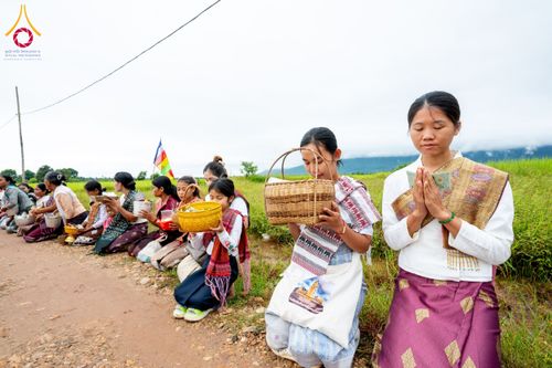 ภาพ No.174401:พิธีตักบาตรพระ,พิธีทอดผ้าป่า พิธีกลั่นแผ่นดินโปรยรัตนชาติ  สร้างพระอุโบสถและเจดีย์ วัดป่าสัมมาทิฏฐิและวัดสิริขันโท แขวงอัตตะปือ สปป. ลาว วันที่ 29 ตุลาคม พ.ศ. 2567