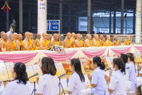 ภาพ No.204240:พิธีถวายภัตตาหารเป็นสังฆทาน แด่พระธรรมยาตรา ณ วัดพระธรรมกาย ตำบลคลองสาม อำเภอคลองหลวง จังหวัดปทุมธานี ในโครงการธรรมยาตรา กตัญญูบูชา มหาปูชนียาจารย์ พระมงคลเทพมุนี(สด จนฺทสโร) พระผู้ปราบมาร อนุสรณ์สถาน 7 แห่ง ปีที่ 13 วันที่ 31 มกราคม พ.ศ. 2568