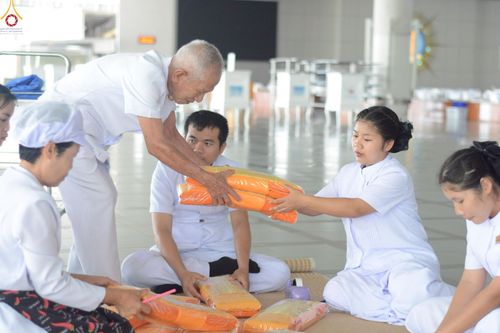 ภาพ No.246954:วันที่ 20 กันยายน พ.ศ. 2568 พิธีถวายเมนูสวรรค์เพื่อการบรรลุธรรม ณ หอฉันคุณยายอาจารย์ฯ วัดพระธรรมกาย