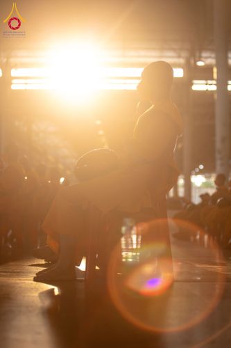 ภาพ No.133773:พิธีตักบาตร ข้าวสารอาหารแห้ง ณ บ้านแก้วเรือนทองคุณยายฯ สภาธรรมกายสากล วัดพระธรรมกาย วันอาทิตย์ต้นเดือนที่ 7 เมษายน พ.ศ. 2567