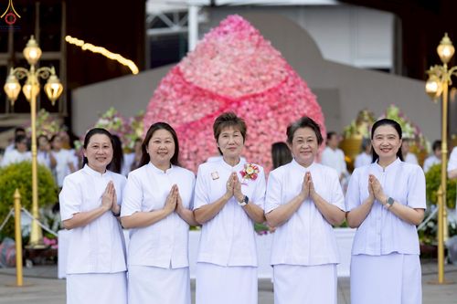 ภาพ No.223913:วันวิสาขบูชา วันอาทิตย์ที่ 11 พฤษภาคม พ.ศ. 2568 พิธีจุดวิสาขประทีป ,  พิธีเวียนประทักษิณรอบพระมหาธรรมกายเจดีย์ , พิธีฉลองชัยสวดมนต์บทธัมมจักกัปปวัตตนสูตร ครบ 7,357,000,000 จบ ณ มหารัตนวิหารคด วัดพระธรรมกาย