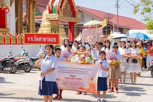 พิธีทอดกฐิน ณ วัดศาลาลอย จ.พระนครศรีอยุธยา ในโครงการกฐินสามัคคีทั่วไทย 30,000 วัด บูชาธรรม 80 ปี หลวงพ่อธัมมชโย โดยคณะศิษยานุศิษย์วัดพระธรรมกาย วันที่ 3 พฤศจิกายน พ.ศ. 2567 กฐินสัมฤทธิ์เด็กดี V-Star โรงเรียนวัดศาลาลอย จ.พระนครศรีอยุธยา