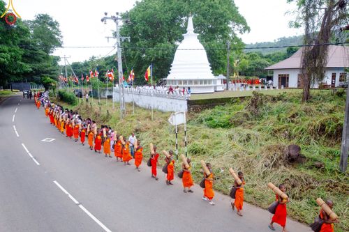 ภาพ No.140635:PhotoStory มหาศรัทธา ธรรมยาตราศรีลังกา EP.4 โครงการสยาม-ลังกา ธรรมยาตรา ฉลองเทศกาลวิสาขบูชาแห่งชาติ ศรีลังกา  บูชาธรรม 80 ปีหลวงพ่อธัมมชโย เส้นทางจาก เมืองดัมบูลลา ไปยัง เมืองมาตะเล  ตั้งแต่วันที่ 17-20 พฤษภาคม พ.ศ. 2567