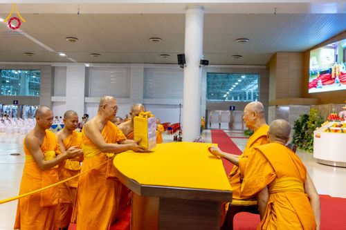 ภาพ No.209592:วันอาทิตย์ที่ 2 มีนาคม พ.ศ. 2568 พิธีภาคบ่าย สัมมนาพิเศษ, ปฏิบัติธรรม พิธีรับมอบพระบรมสารีริกธาตุ ณ สภาธรรมกายสากล วัดพระธรรมกาย