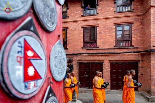 ภาพ No.213062:วันที่ 17 - 18 มีนาคม พ.ศ. 2568 คณะสงฆ์และสามเณรเดินบิณฑบาต รอบเมืองในพื้นที่ วัดสยมภูวนาถและราชวังปาตัน ณ เมืองกาฐมาณฑุ ประเทศเนปาล