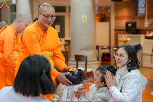 ภาพ No.159870:พิธีบูชาข้าวพระ วันอาทิตย์ต้นเดือน ณ วัดพระธรรมกายลอนดอน วันที่ 6 ตุลาคม พ.ศ. 2567