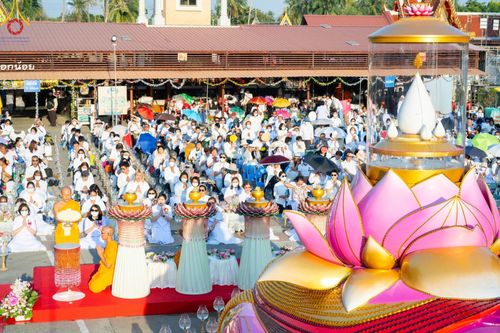 ภาพ No.197098:พิธีจุดประทีปถวายเป็นพุทธบูชา และบูชาธรรมมหาปูชนียาจารย์ ณ วัดโบสถ์(บน) ตำบลบางคูเวียง อำเภอบางกรวย จังหวัดนนทบุรี ในโครงการธรรมยาตรา กตัญญูบูชา มหาปูชนียาจารย์ พระมงคลเทพมุนี(สด จนฺทสโร) พระผู้ปราบมาร อนุสรณ์สถาน 7 แห่ง ปีที่ 13 วันที่ 18 มกราคม พ.ศ. 25