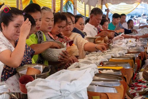 ภาพ No.175397:พิธีทอดกฐินกฐิน วัดสีชมพูวนาราม นครเวียงจันทร์ สปป.ลาว บูชาธรรม 80 ปี หลวงพ่อธัมมชโย โดยคณะศิษยานุศิษย์วัดพระธรรมกาย วันที่ 11 พฤศจิกายน พ.ศ. 2567