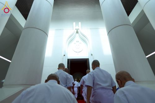 ภาพ No.244737:วันเสาร์ที่ 6 กันยายน พ.ศ. 2568 พิธีถวายบาตร บรรพชา อุปสมบทของนาคธรรมทายาท โครงการอุปสมบทหมู่บูชาธรรมครบรอบ 108 ปี  วันครูผู้ค้นพบวิชชาธรรมกาย ณ โบสถ์พระไตรปิฎก วัดพระธรรมกาย