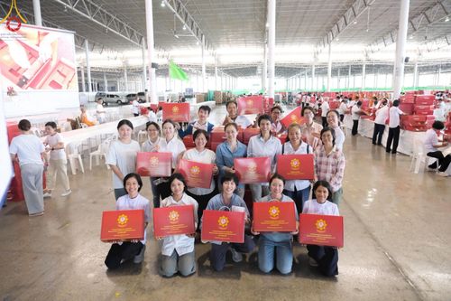 ภาพ No.212208:วันพุธที่ 19 มีนาคม พ.ศ. 2568 การบรรจุไทยธรรมลงกล่องสำเร็จ 43,500 กล่อง เพื่อถวายแด่พระสังฆาธิการ 40,000 กว่าวัดทั่วไทย ในวันคุ้มครองโลก 22 เมษายน พ.ศ. 2568 ณ บ้านแก้วเรือนทองคุณยายฯ วัดพระธรรมกาย