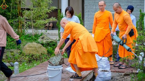 ภาพ No.137071:การเตรียมงาน ขุมหลุมเพื่อพิธีฝังลูกนิมิต ณ วัดพระธรรมกายโทชิหงิ ประเทศญี่ปุ่น วันพฤหัสบดีที่ 16 พฤษภาคม พ.ศ. 2567