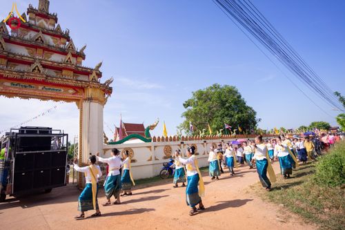 ภาพ No.172550:พิธีทอดกฐิน วัดศรีบุญเรือง จ.สกลนคร ในโครงการกฐินสามัคคีทั่วไทย 30,000 วัด บูชาธรรม 80 ปี หลวงพ่อธัมมชโย โดยคณะศิษยานุศิษย์วัดพระธรรมกาย วันที่ 25 ตุลาคม พ.ศ. 2567
