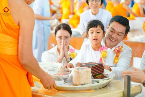 ภาพ No.210565:วันเสาร์ที่ 8 มีนาคม พ.ศ. 2568 พิธีสวดพระพุทธมนต์ และถวายภัตตาหารเมนูสวรรค์แด่พระภิกษุ สามเณร ณ หอฉันคุณยายอาจารย์ฯ วัดพระธรรมกาย