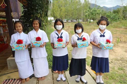 ภาพ No.76828:พิธีทอดผ้าป่าแก้วสำเร็จ เพื่อปูพื้นอาคารอเนกประสงค์ทั้ง 4 หลัง วันอาทิตย์ที่ 26 กุมภาพันธ์ พ.ศ. 2566 ณ ศูนย์ปฏิบัติธรรมนานาชาติเบตง จ.ยะลา